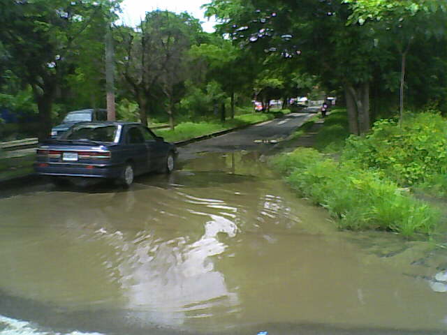 Pasar esta laguna pantanosa no simpatiza a taxistas y buseros